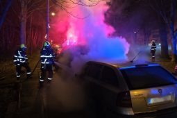 V Liberci v noci hořela dvě auta, hasiči plameny zkrotili během pár minut