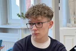 Mladý sportovec, kterého zasáhl blesk je zdravý a studuje gymnázium