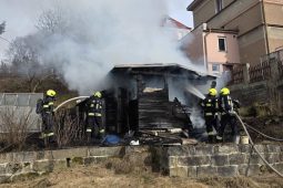 Dvě jednotky hasičů likvidovaly požár dřevěné kůlny v Jablonci 