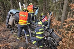 Auto skončilo na boku: Hasiči vyprošťovali v Jablonci zraněného řidiče