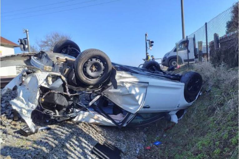 Smolný pátek třináctého. Auto se srazilo s projíždějícím vlakem