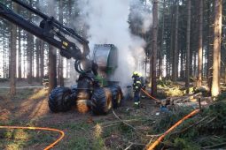 U Pomezí hořel pracovní stroj. Z uniklého oleje a nafty hrozila kontaminace půdy a spodních vod