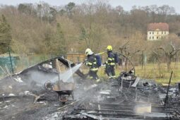 Rychlý zásah na Českolipsku: Požár karavanu zaměstnal tři jednotky hasičů