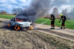 V Hrádku nad Nisou hořelo osobní auto, řidič vyvázl bez zranění
