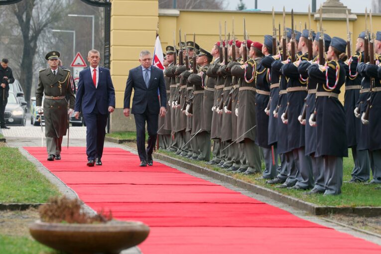 V Nové Horce jednaly vlády ČR a SR. Setkání doprovázel protest