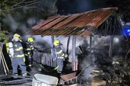 Požár altánu na Frýdlantsku. Příčinou byla zřejmě manipulace s otevřeným ohněm