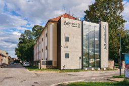 Šest autorek, jeden materiál. Bělohradská sýpka zve na výstavu ŠEST