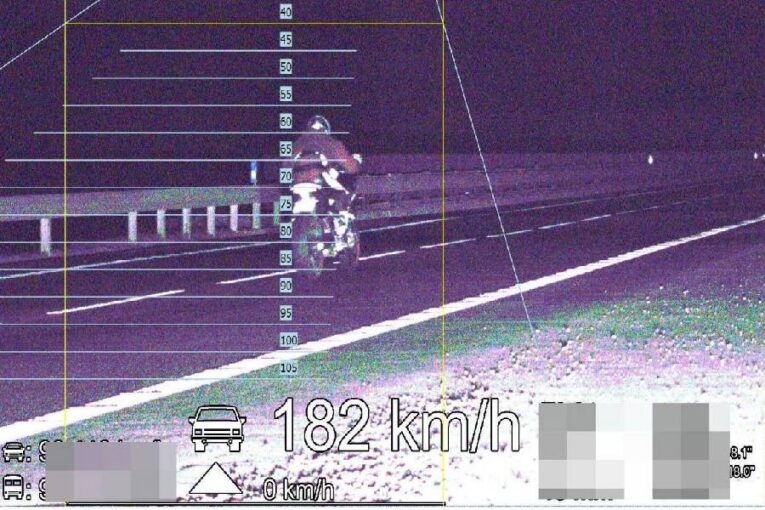 Bez papírů a na plný plyn: 182 km/h na obchvatu Jaroměře