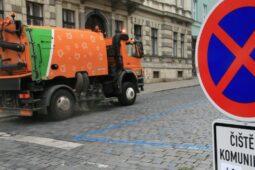 Praha zahájí jarní blokové čištění ulic. Řidiči musí počítat se zákazy zastavení