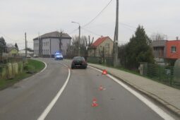 Golf narazil do Škody a bylo z toho 6 zraněných, záchranáři projížděli kolem nehody