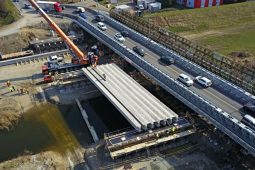 Jeřáb už pokládá nosníky. Na mostu v Poštorné budou moci zahnízdit vlaštovky