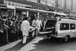 Záchranáři nesou zraněného do sanitky. Výstava ukazuje jejich svět