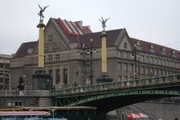 Konec turistických cen pod Čechovým mostem. Nová kavárna má lákat i Pražany