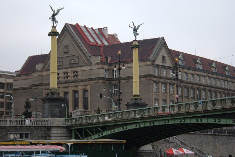 Konec turistických cen pod Čechovým mostem. Nová kavárna má lákat i Pražany