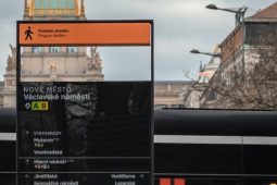 Nové obelisky a směrovky vedou turisty na Výstaviště. Praha testuje pěší navigaci Pražský chodec