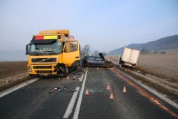 Tragédie na Šumpersku. Muž u svého auta nepřežil náraz dodávky