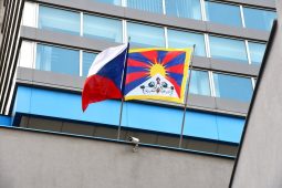 Na budově krajského úřadu opět zavlála tibetská vlajka, upozorňuje na porušování lidských práv 