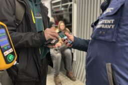 Několik desítek cestujících muselo z ostravských vozů  pryč!