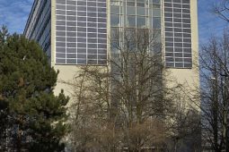 Praha navrhuje změnu zákona. Města by mohla sdílet elektřinu až mezi 60 budovami