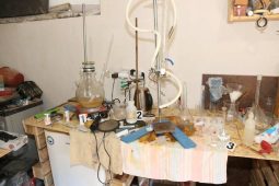 Policisté řešili napadení manželky, v domě našli varnu pervitinu