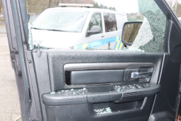 Policistům během tří dnů pořád zvonil telefon. Kdo stojí za vykrádáním do aut?