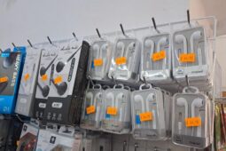 Celníci zadrželi padělky sluchátek, hraček i dalšího zboží