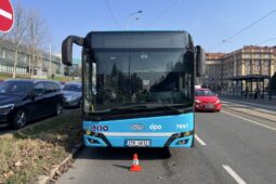 Hledají se svědkové pádu ženy v autobuse