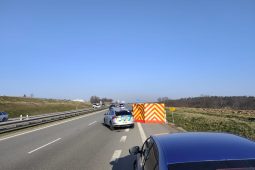 Šok pro řidičku! Při jízdě zahlédla v příkopě člověka