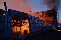 Policie obvinila tři lidi z teroristického útoku na průmyslovou halu v Pardubicích