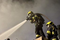 Požár elektroodpadu v Hostivaři zvedl třetí stupeň poplachu