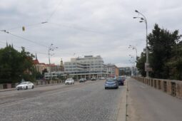 Hlávkův most se o víkendu zúží. Hrozí kolony, těžká auta musí pryč z levého pruhu