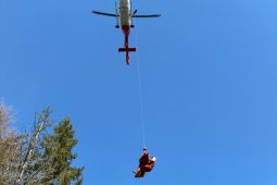 Spadla na ledovém povrchu v nepřístupném terénu. Musel k ní letět vrtulník