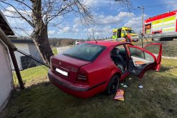 Dvě vážně zraněné ženy po nehodě na Karvinsku. S autem skončily v příkopě, to se převrátilo na střechu