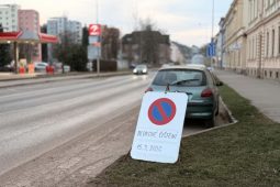 Ulici čekají úklidové práce, řidiči by si měli přeparkovat