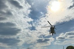 Vrtulník letěl ke dvěma vážným pádům z výšky. Muž propadl při čištění komína