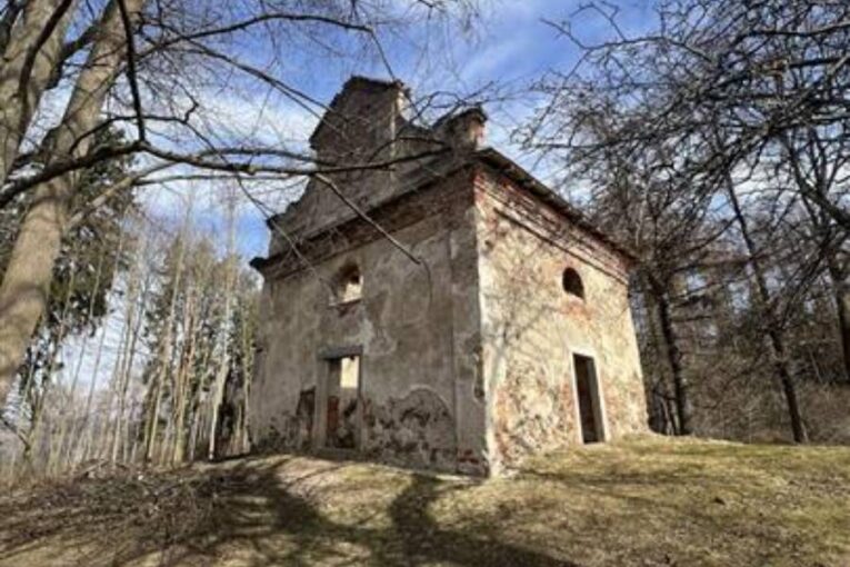 Kaple svaté Anny u Pelhřimova se dočká proměny, její okolí už prokouklo