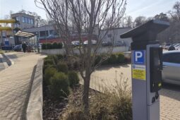 Nová pravidla parkování u bazénu. Město zasáhlo kvůli přetížení