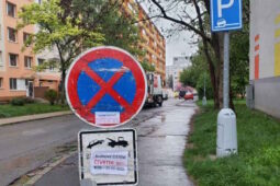 Připravte se na přeparkování. Kladnem projedou čisticí vozy