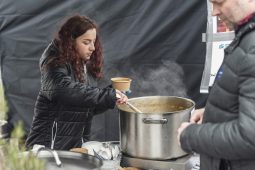 Na smíchovské náplavce budou vonět polévky. Lidé ochutnají české i světové speciality