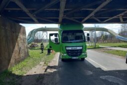 Kamion uvízl pod mostem, dopravu v Hradci zablokoval