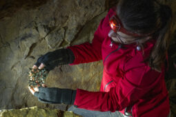 Archeologové našli v Kateřinské jeskyni další důkazy padělání peněz