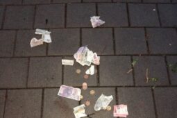 Chodník v Údolní ulici byl zasypaný penězi, někdo je tam vytrousil