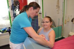 Chci si jednou zavázat culík, říká Markétka. Narodila se s vážným postižením nervů ruky