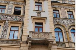 Balkony pardubické radnice procházejí poslední fází oprav