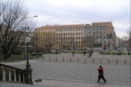 Žena na Náměstí Míru hrozila střepem a okradla muže. Zadržela ji policie