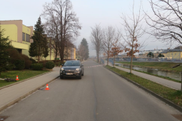 Cyklista narazil do zaparkovaného auta a museli jej nakonec resuscitovat. Najdou se svědkové?