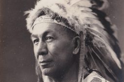 Když byla ještě země posvátná: Příběh slavného projevu indiánského náčelníka Seattla