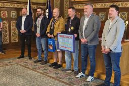 Náchod hostil zimní plavce. Voda měla jen 5,3 stupně