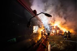 Noční drama u Jaroměře: hořící stoh už nešlo zachránit