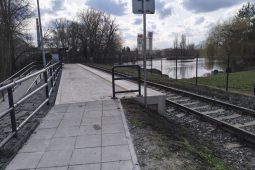 Praha dá miliony do škol. Novou vlakovou zastávku v Čakovicích blokuje přejezd